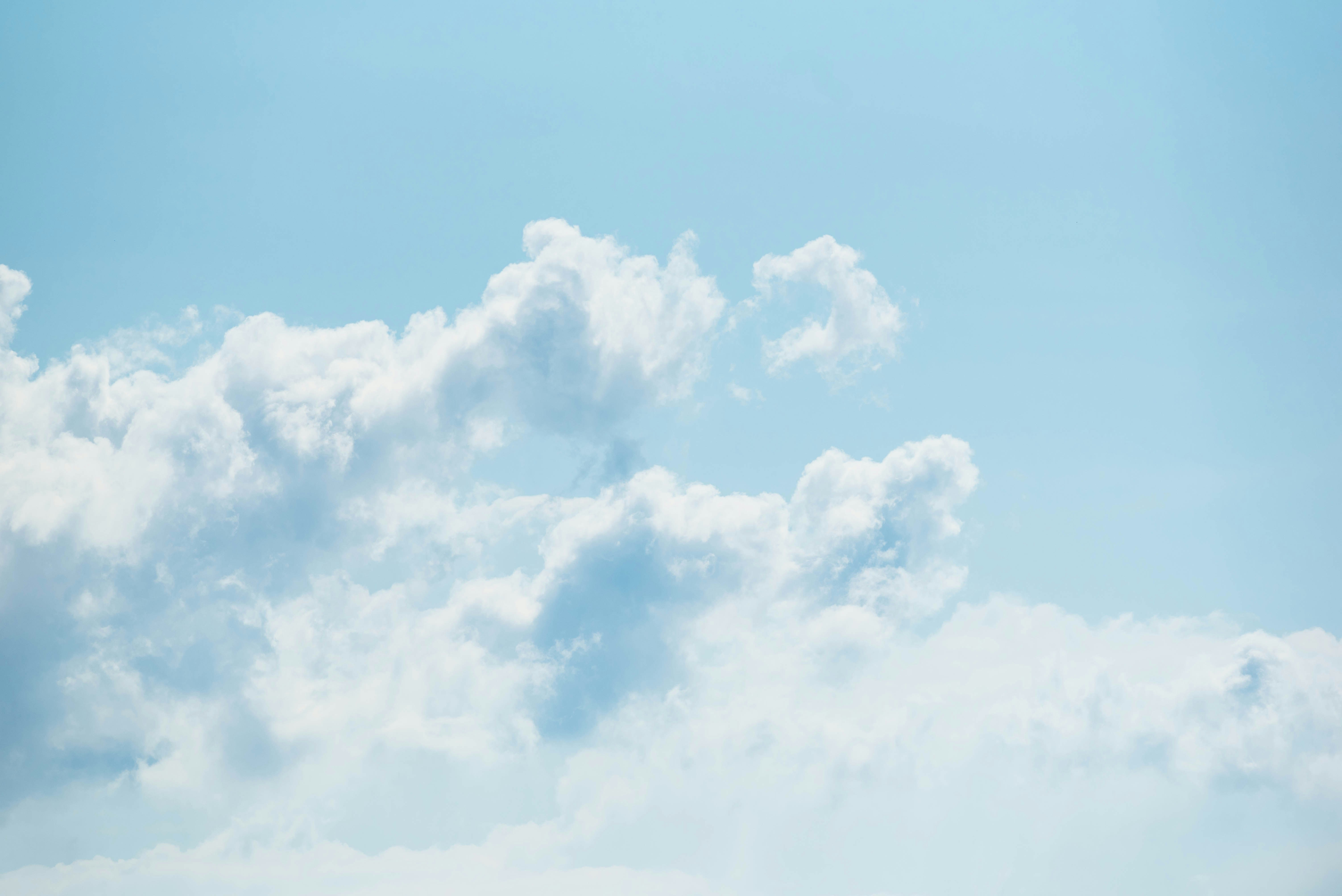 Weite Wolkenlandschaft bei Tageslicht